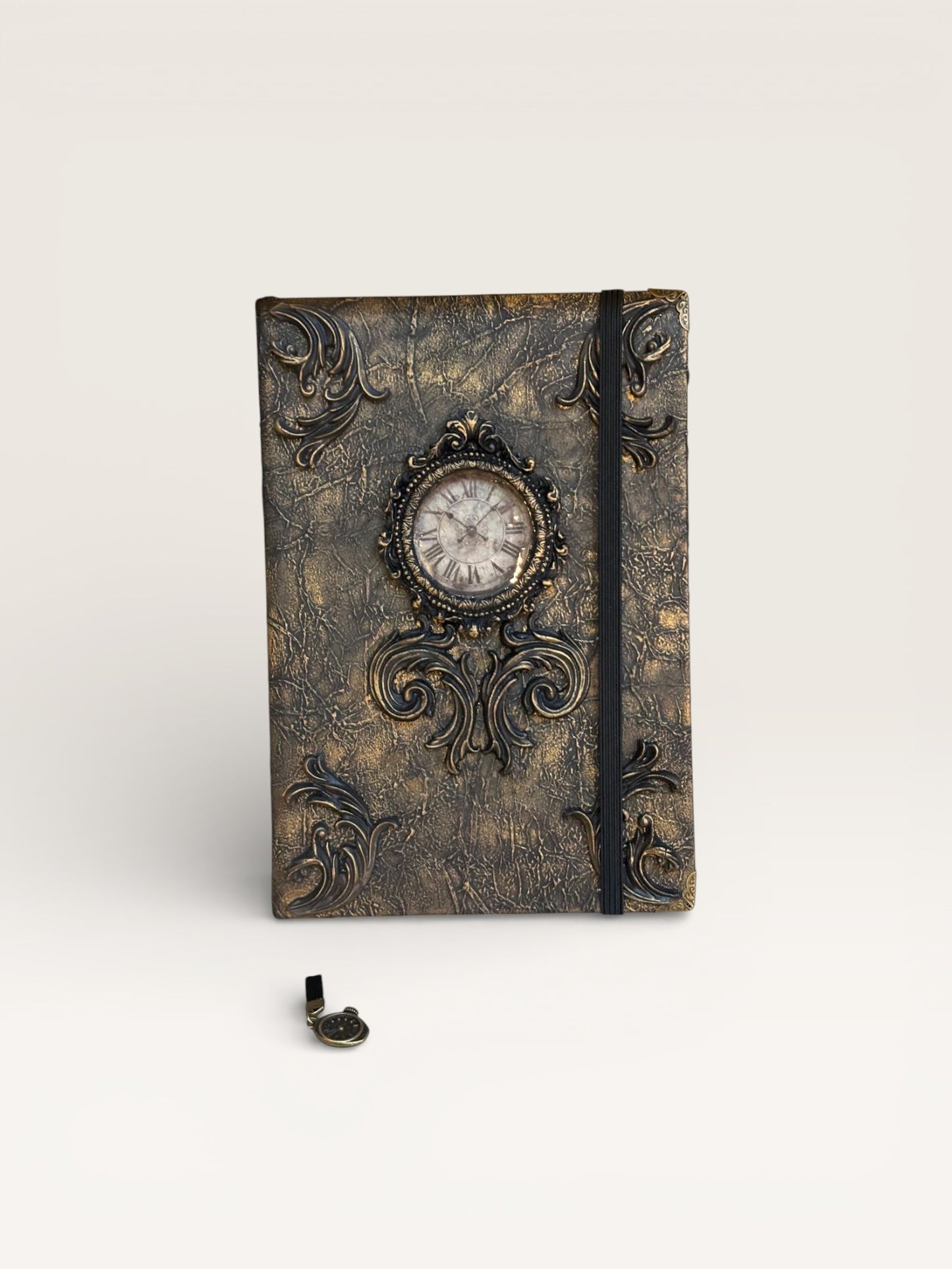 Carnet Horloge avec une couverture ornée d'une horloge ancienne, incarnant le temps figé dans la matière.