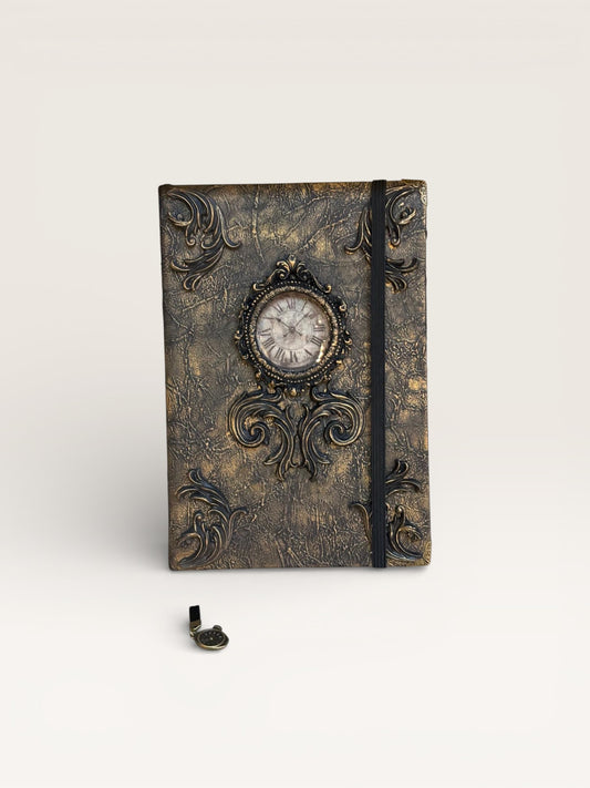 Carnet Horloge avec une couverture ornée d'une horloge ancienne, incarnant le temps figé dans la matière.
