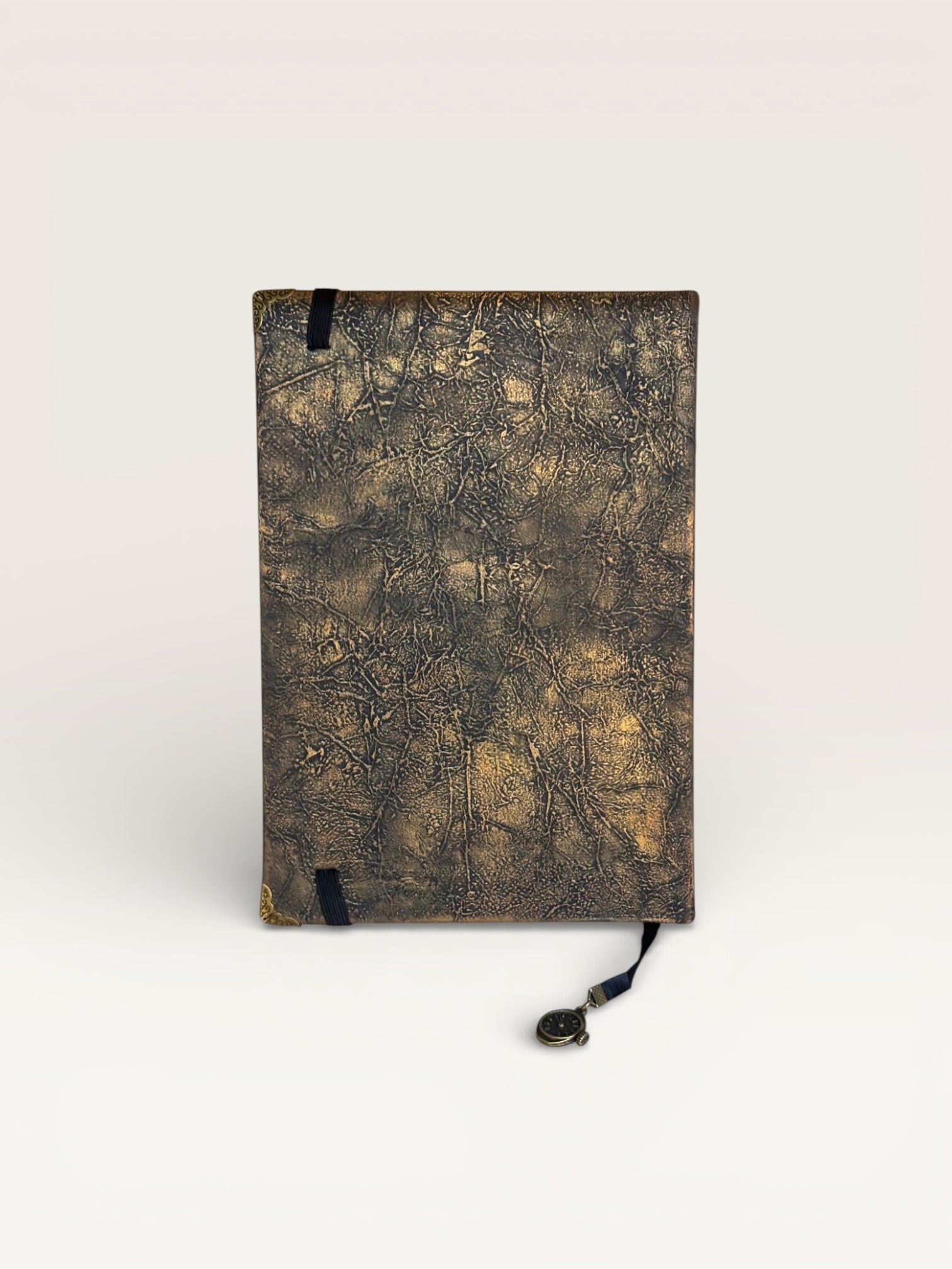 Détails élégants du Carnet Horloge, mettant en valeur le style steampunk et les pages lignées de qualité.