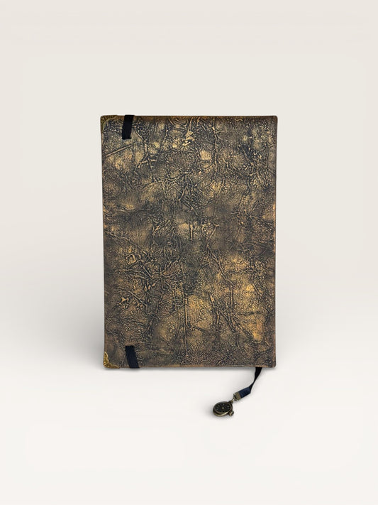 Détails élégants du Carnet Horloge, mettant en valeur le style steampunk et les pages lignées de qualité.