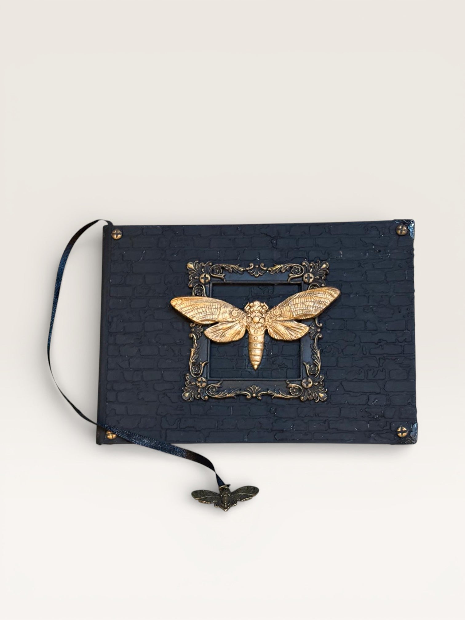 Carnet Papillon & Cadre avec une couverture artistique ornée d'un papillon, symbole de métamorphose et beauté.
