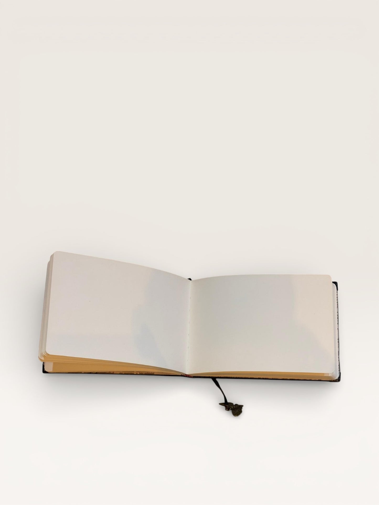 Carnet Papillon & Cadre ouvert, mettant en valeur son design unique et son marque-page décoratif, soulignant l'artisanat.