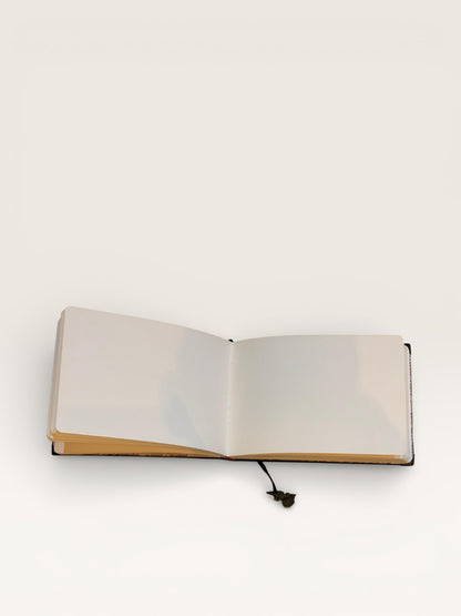 Carnet Papillon & Cadre ouvert, mettant en valeur son design unique et son marque-page décoratif, soulignant l'artisanat.