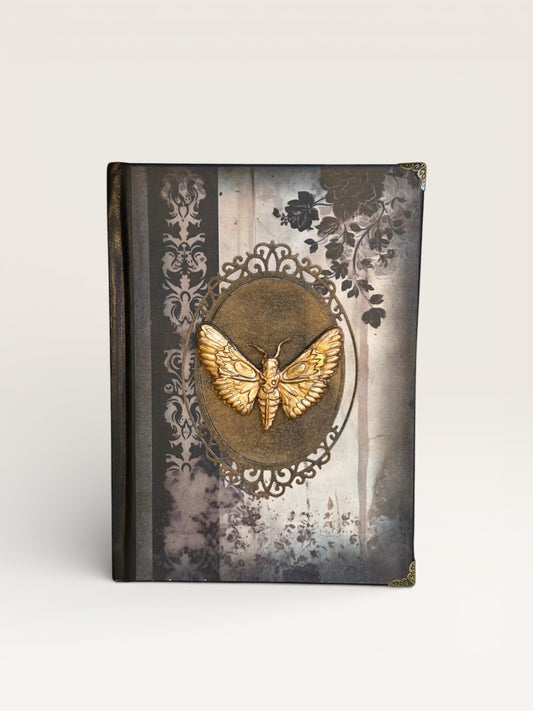 Carnet Papillon de nuit avec une magnifique couverture illustrée d'un papillon nocturne symbolisant l'intuition et la transformation silencieuse.