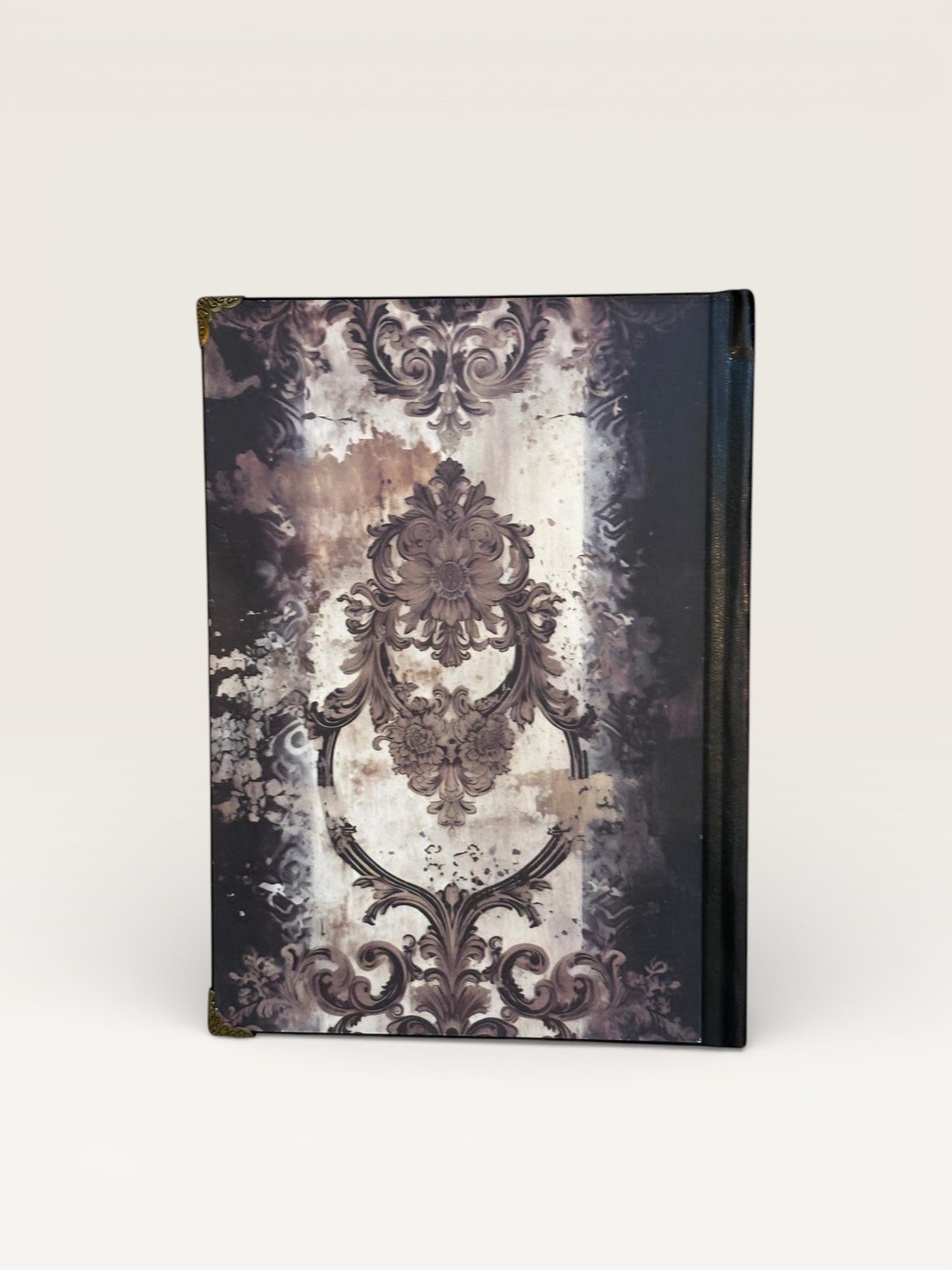 Intérieur du Carnet Papillon de nuit, présentant des pages lignées en papier épais et une ambiance feutrée parfaite pour l'écriture personnelle.