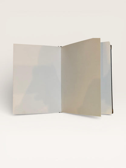 Carnet Papillon de nuit avec une couverture artisanale illustrant un papillon nocturne, idéal pour des réflexions intimes et l'écriture personnelle.