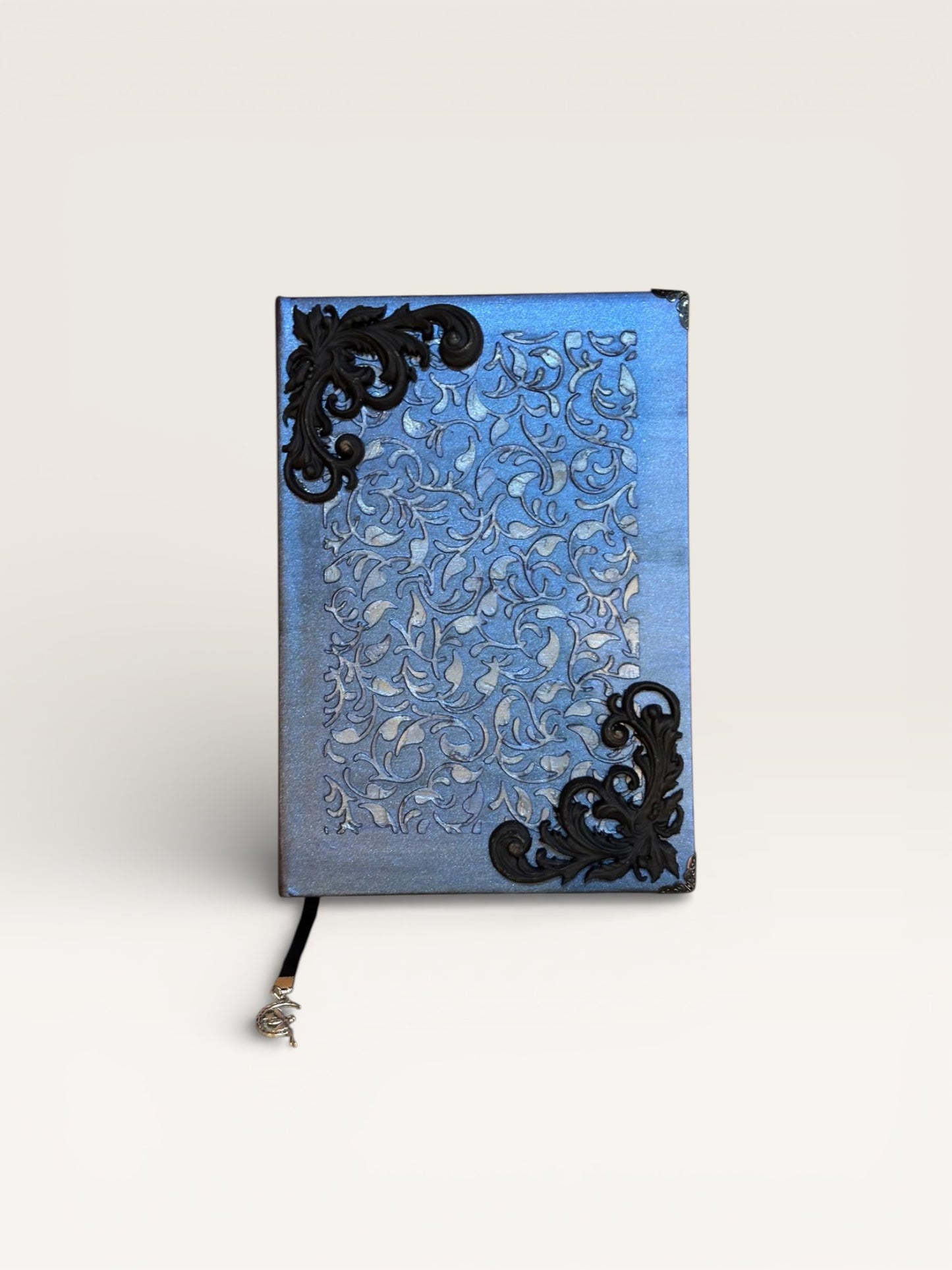 Carnet Arabesques : élégance pure et raffinement graphique avec sa couverture texturée ornée de motifs arabesques en relief, idéal pour l’écriture quotidienne et les projets créatifs.