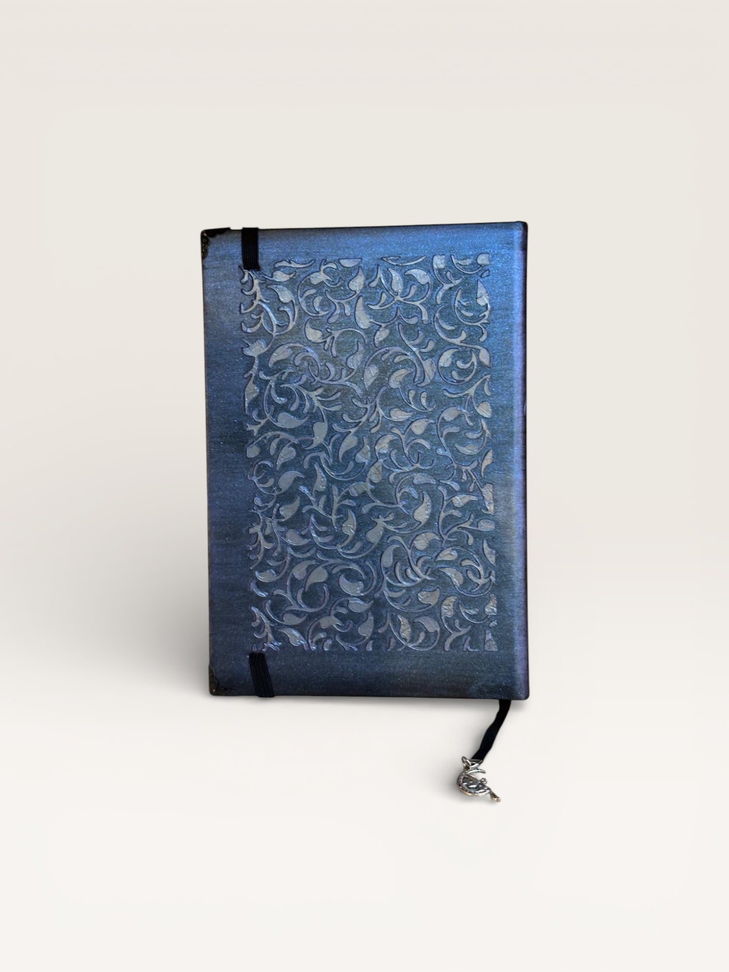 Carnet Arabesques avec couverture texturée ornée de motifs arabesques en relief, symbolisant élégance et raffinement.