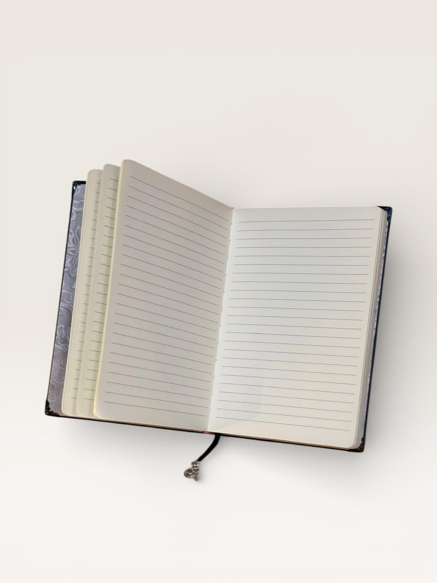 Intérieur du Carnet Arabesques, présentant des pages lignées en papier épais pour l'écriture quotidienne et la réflexion.