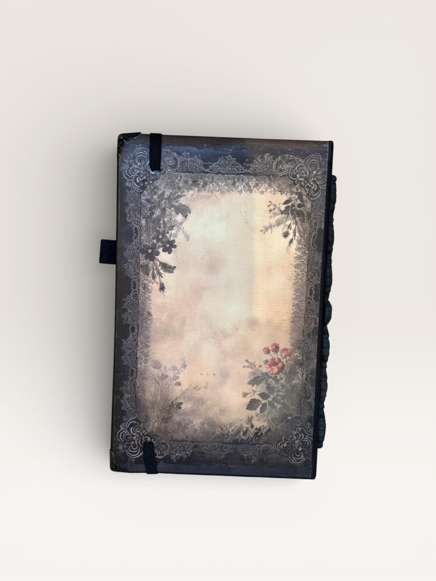 Pages noires du Carnet Portrait, parfaites pour l'écriture au stylo clair, évoquant la pensée intime et la mémoire.