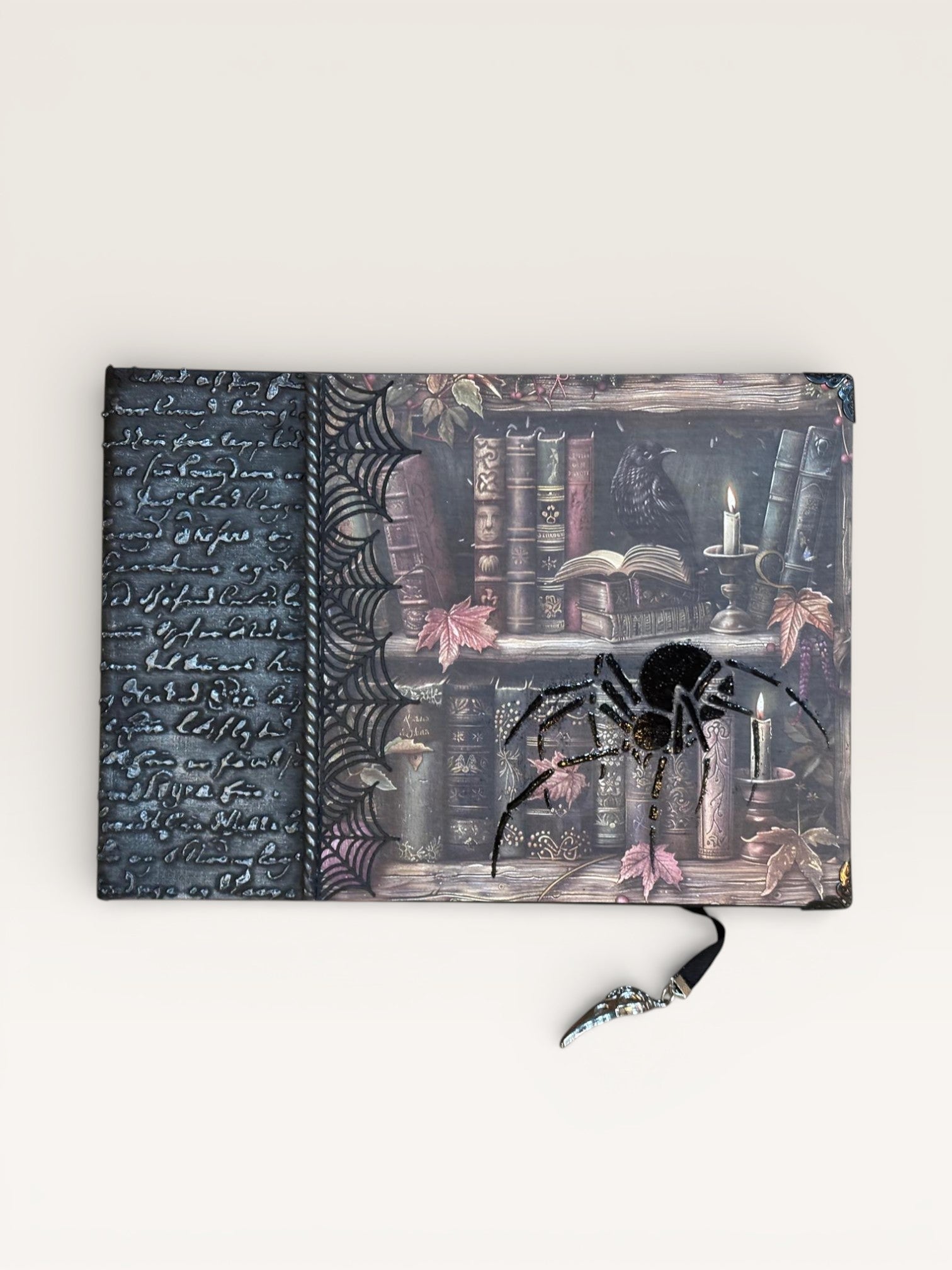 Carnet Araignée - Un carnet intrigant avec une araignée sur une bibliothèque antique, symbole de créativité et de stratégie, parfait pour vos projets complexes.