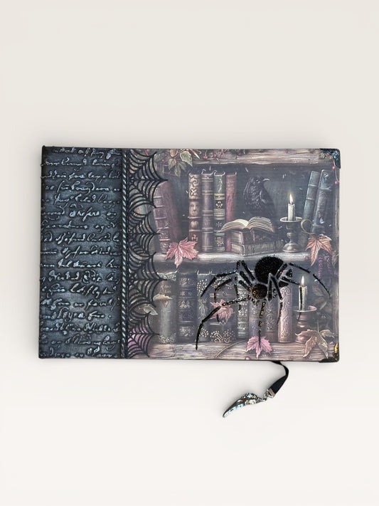Carnet Araignée - Un carnet intrigant avec une araignée sur une bibliothèque antique, symbole de créativité et de stratégie, parfait pour vos projets complexes.