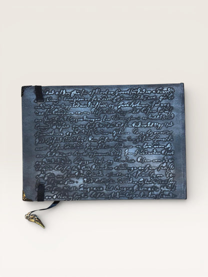 Carnet Araignée - Détails artisanaux et élégants sur ce carnet unique, mettant en avant ses pages blanches et son marque-page décoratif.