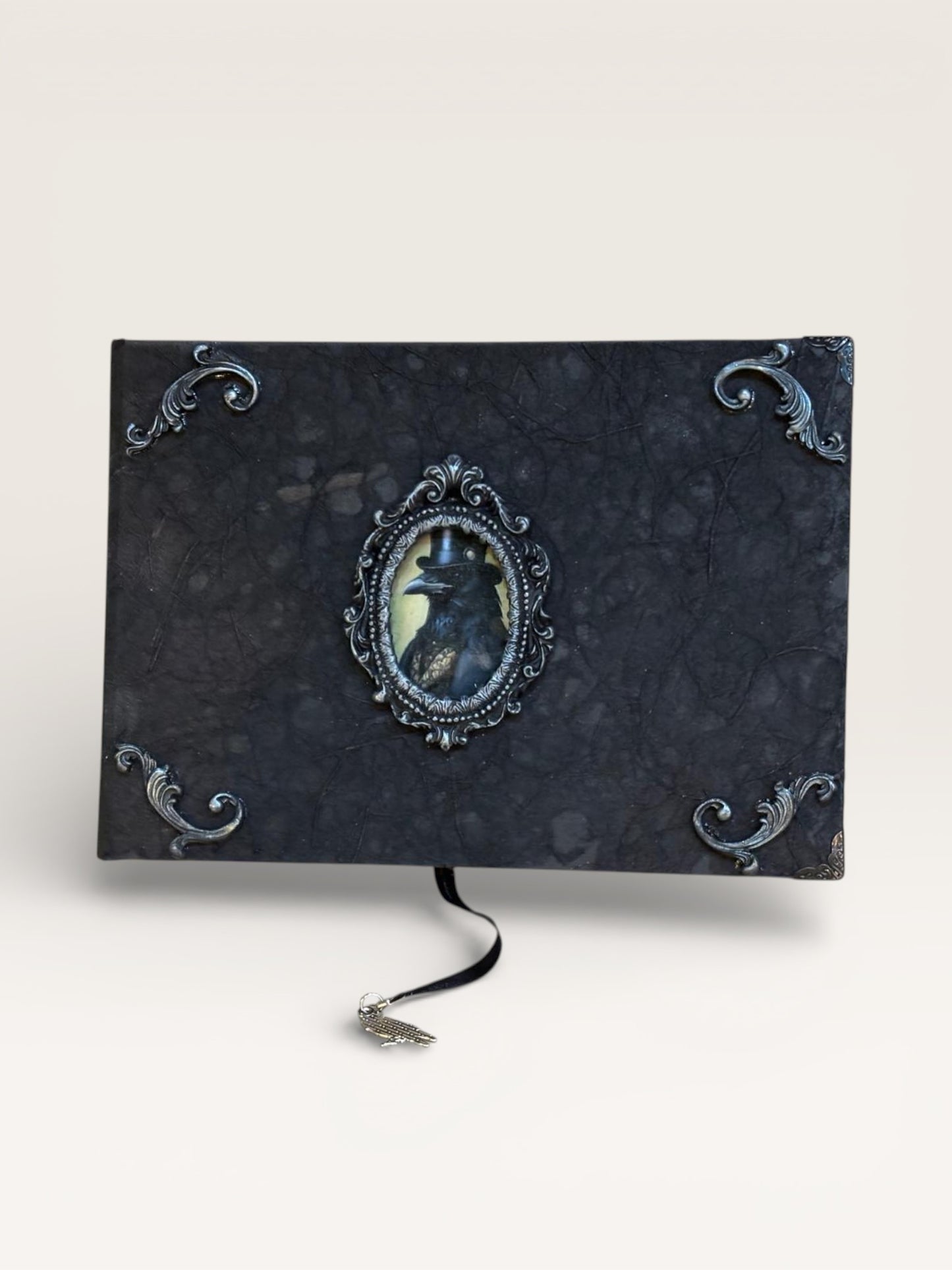 Carnet Corbeau artisanal, symbole de connaissance et de mystère, parfait pour notes ésotériques et réflexions profondes.