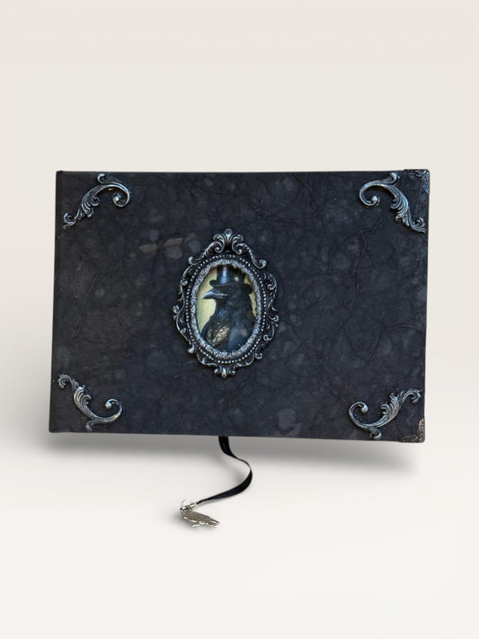 Carnet Corbeau artisanal, symbole de connaissance et de mystère, parfait pour notes ésotériques et réflexions profondes.