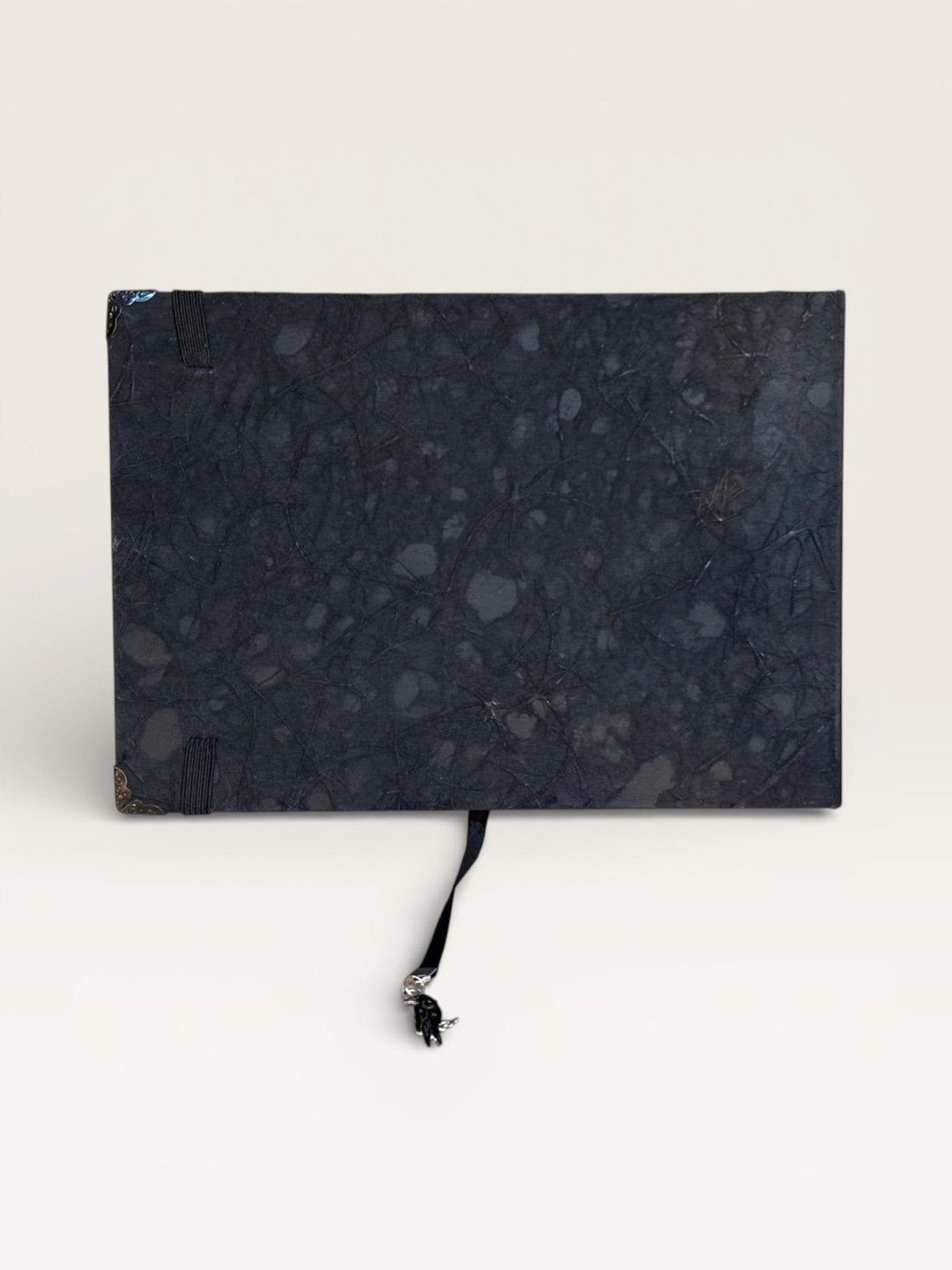 Détails du Carnet Corbeau, mettant en avant ses pages blanches et son marque-page décoratif, idéal pour l'écriture intuitive.