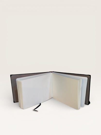 Carnet Corbeau, un carnet artisanal dédié à l'écriture ésotérique et intuitive, symbolisant la connaissance et les mystères anciens.