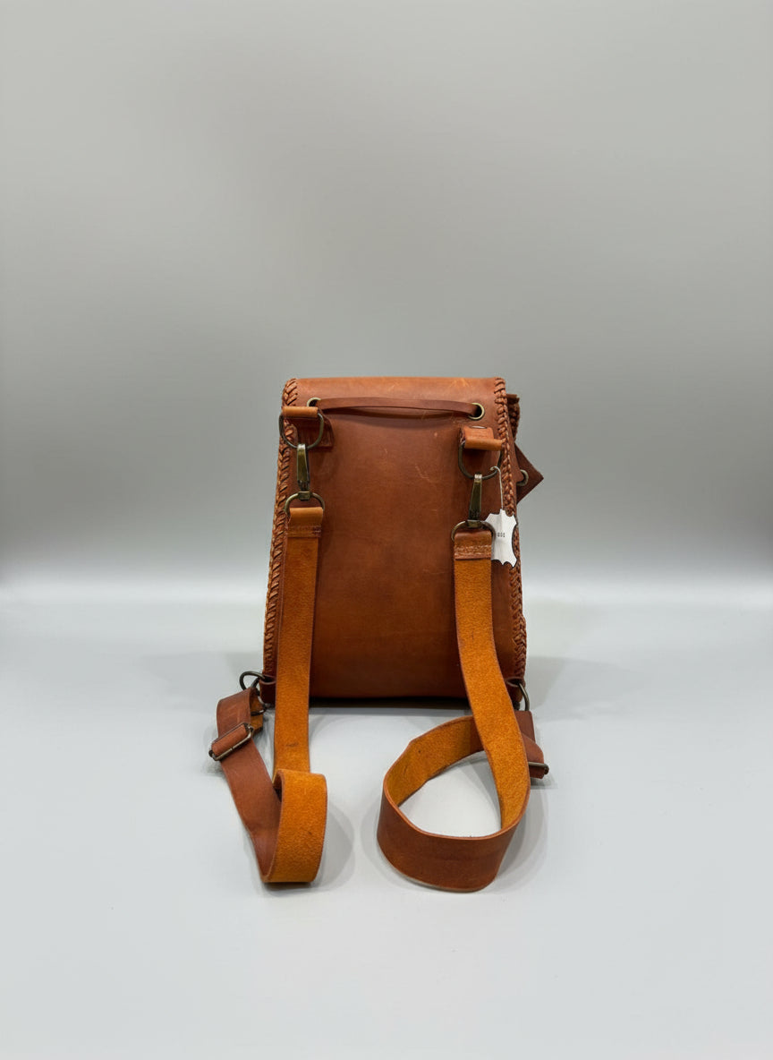 Intérieur spacieux du sac à dos en cuir véritable brun orangé, doublé en cuir lisse pour un rendu noble.