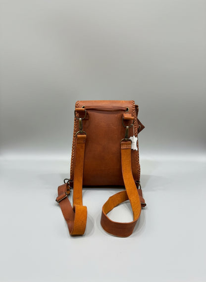 Intérieur spacieux du sac à dos en cuir véritable brun orangé, doublé en cuir lisse pour un rendu noble.