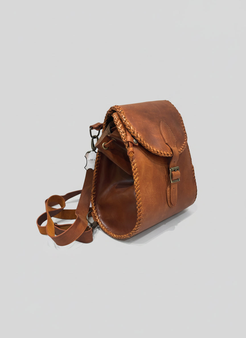 Sac à dos en cuir véritable brun orangé avec boucle de fermeture esthétique et sécurisée, idéal pour un style unique.