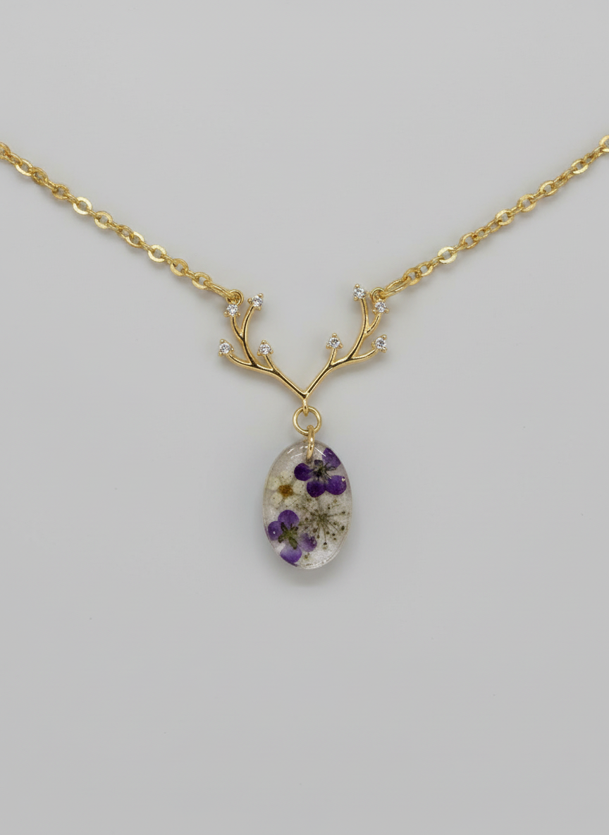 Collier pendentif - Bois de cerf fleuri, un accessoire unique qui reflète une passion pour l'artisanat et la créativité.