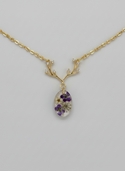 Collier pendentif - Bois de cerf fleuri, un accessoire unique qui reflète une passion pour l'artisanat et la créativité.