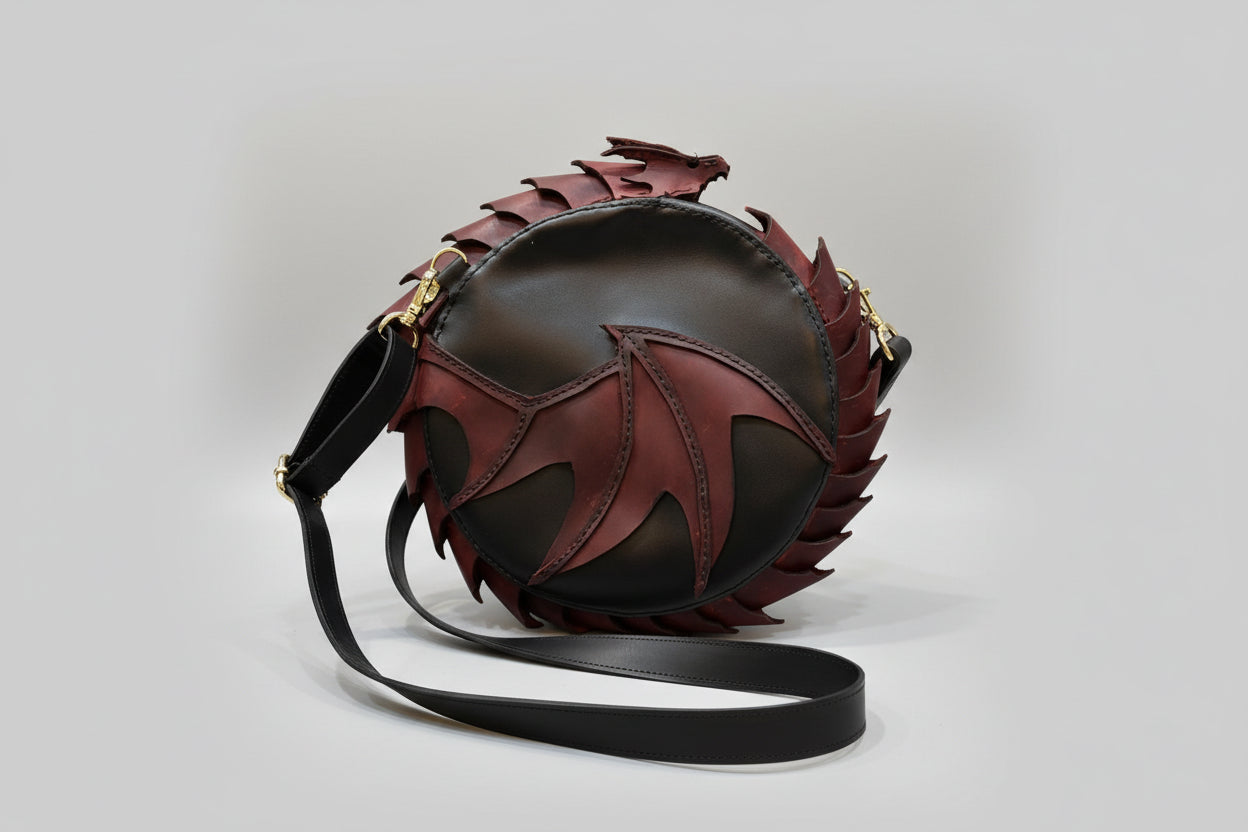 Sac à bandoulière Dragon en cuir véritable, une œuvre artisanale captivante signée Natale Créations Cuir, alliant magie et style.