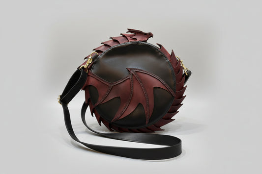 Sac à bandoulière Dragon en cuir véritable, une œuvre artisanale captivante signée Natale Créations Cuir, alliant magie et style.