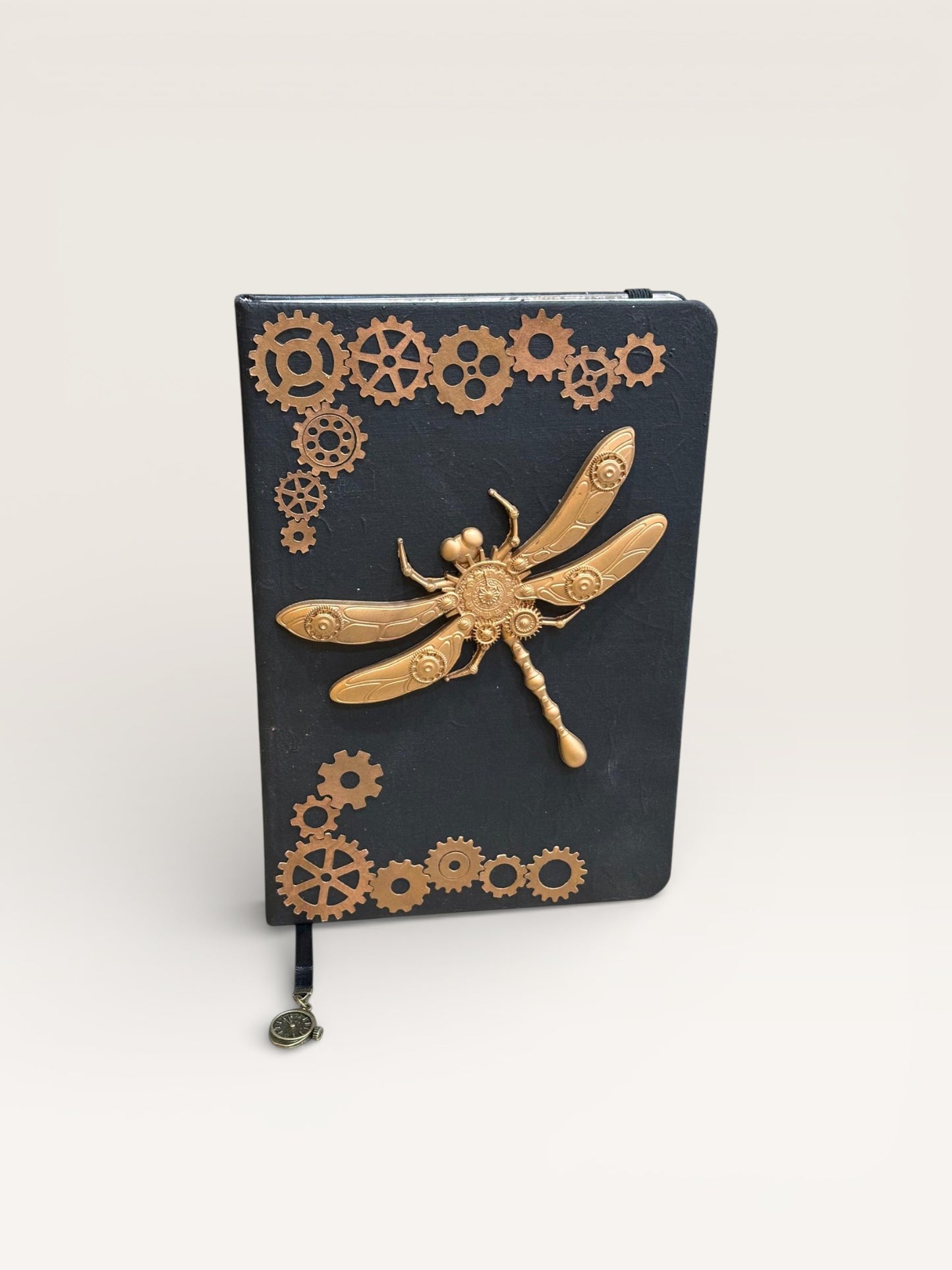 Intérieur du carnet Libellule, pages lignées de haute qualité pour l'écriture et le dessin, conçu pour les âmes créatives.