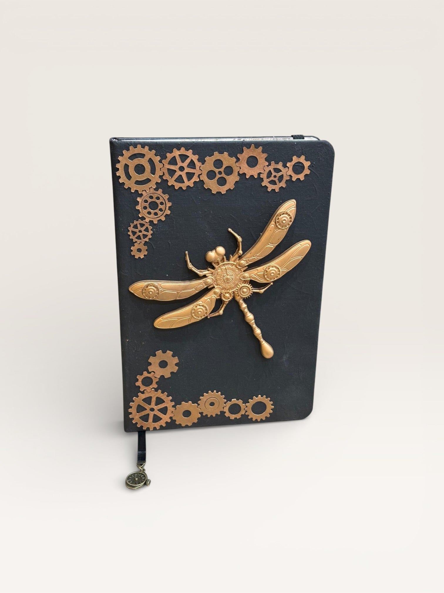 Intérieur du carnet Libellule, pages lignées de haute qualité pour l'écriture et le dessin, conçu pour les âmes créatives.