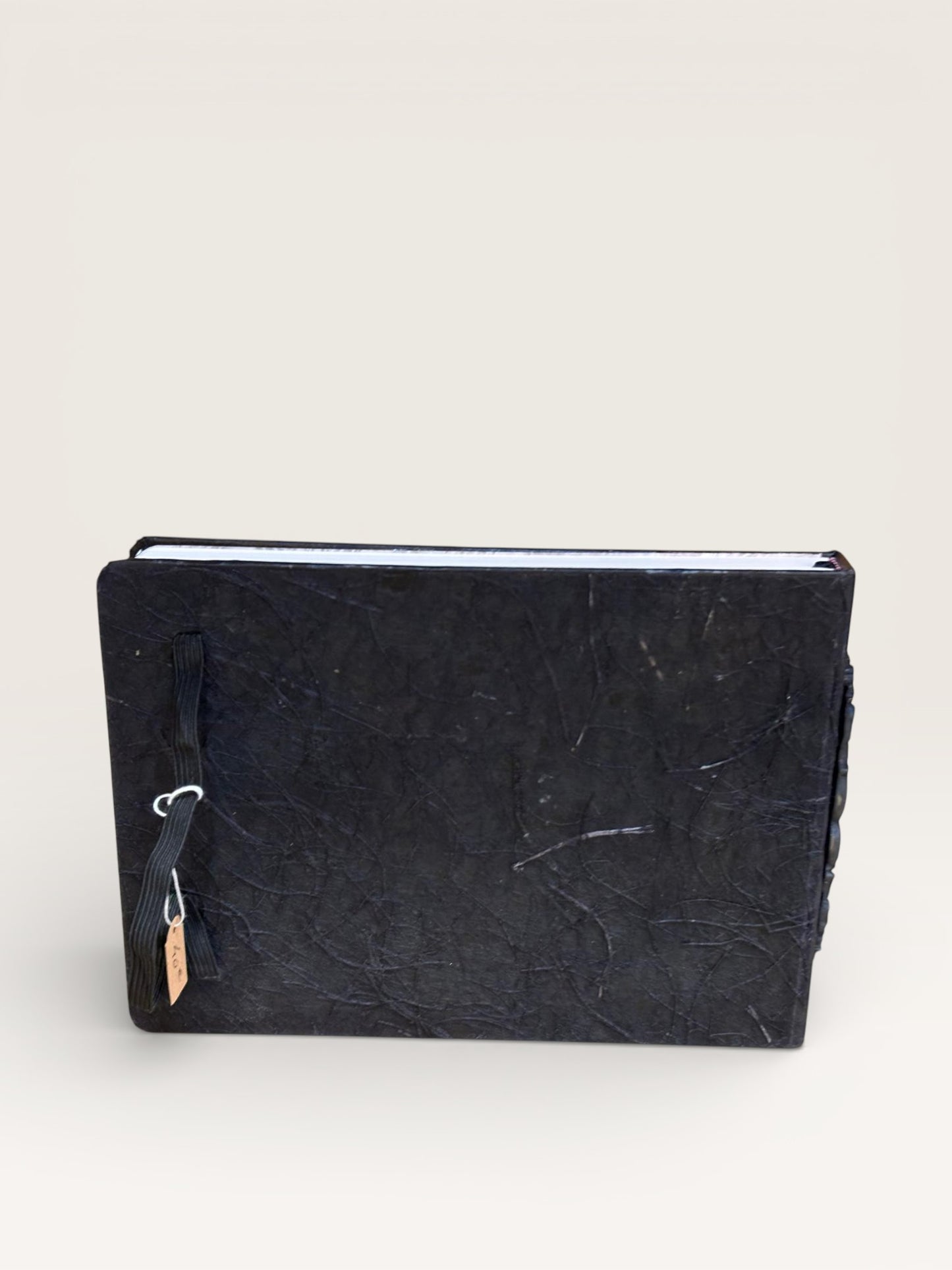 Carnet Cadres - Un livre vintage avec une couverture ornée de portraits anciens, parfait pour consigner des récits personnels et poèmes.