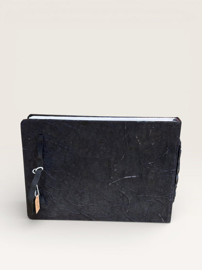 Carnet Cadres - Un livre vintage avec une couverture ornée de portraits anciens, parfait pour consigner des récits personnels et poèmes.