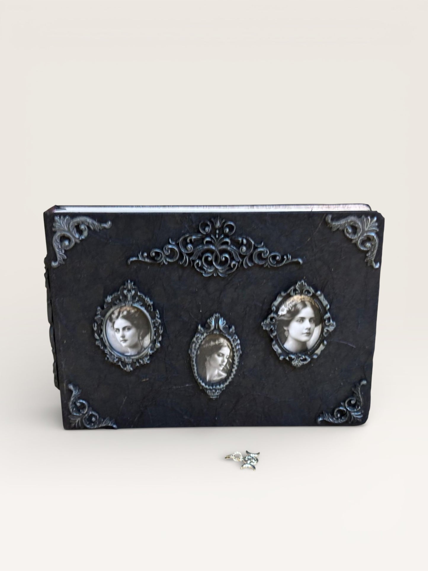 Carnet Cadres - Un élégant carnet fait main avec une couverture ornée de portraits anciens, parfait pour consigner récits personnels et pensées créatives.