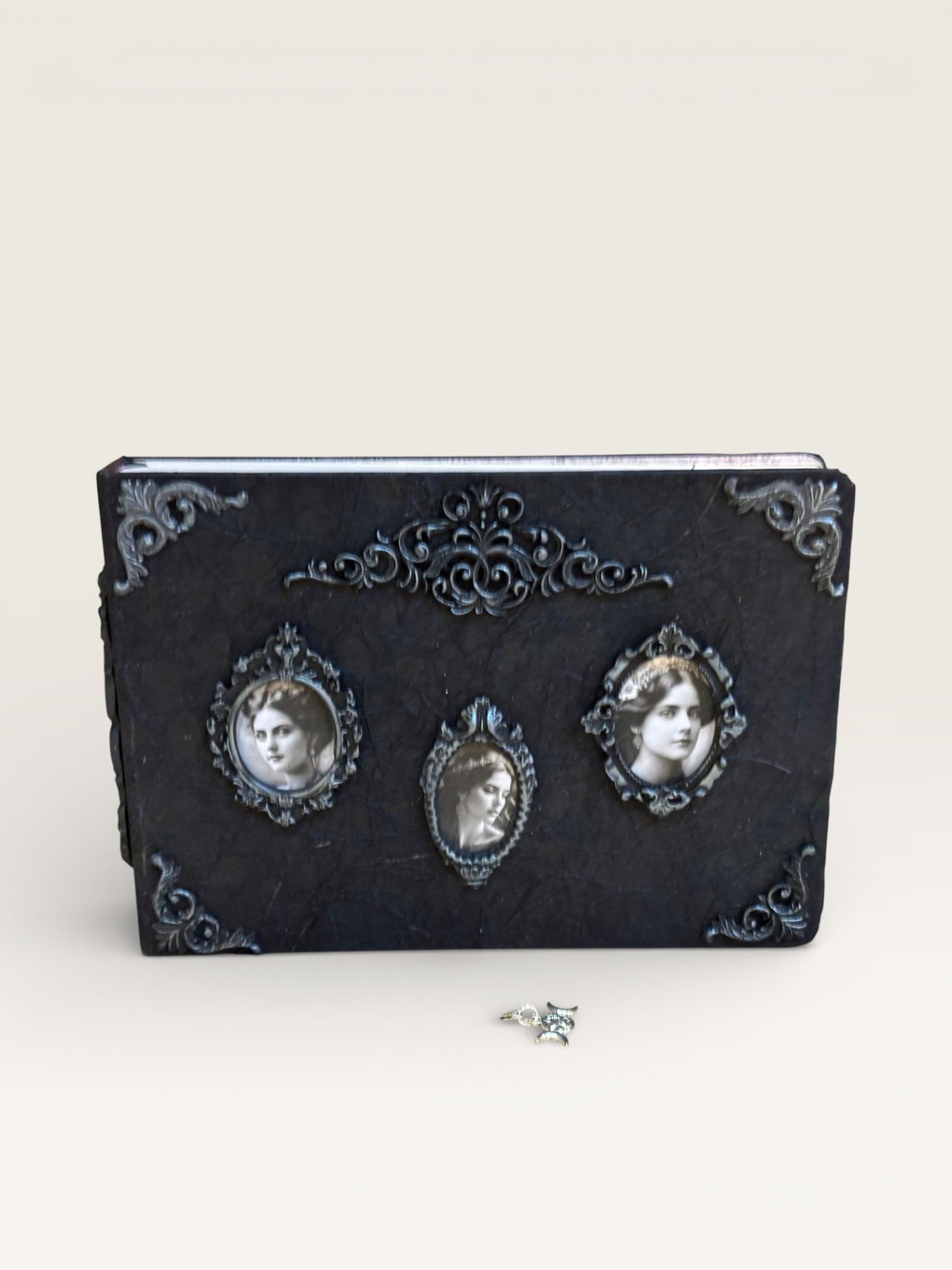 Carnet Cadres - Un élégant carnet fait main avec une couverture ornée de portraits anciens, parfait pour consigner récits personnels et pensées créatives.