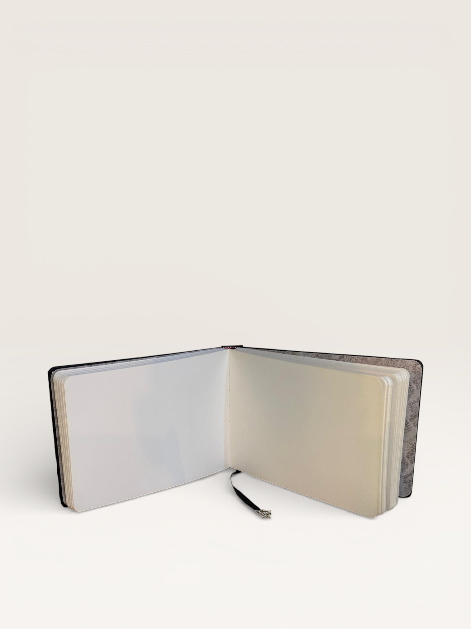 Carnet Cadres - Détails artisanaux du carnet fait main par MellySteph, présentant une esthétique gothique douce et unique.