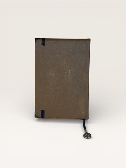 Carnet Vigvísir - Un carnet inspiré par le symbole nordique de guidance et de protection, avec une couverture sobre évoquant des chemins anciens.