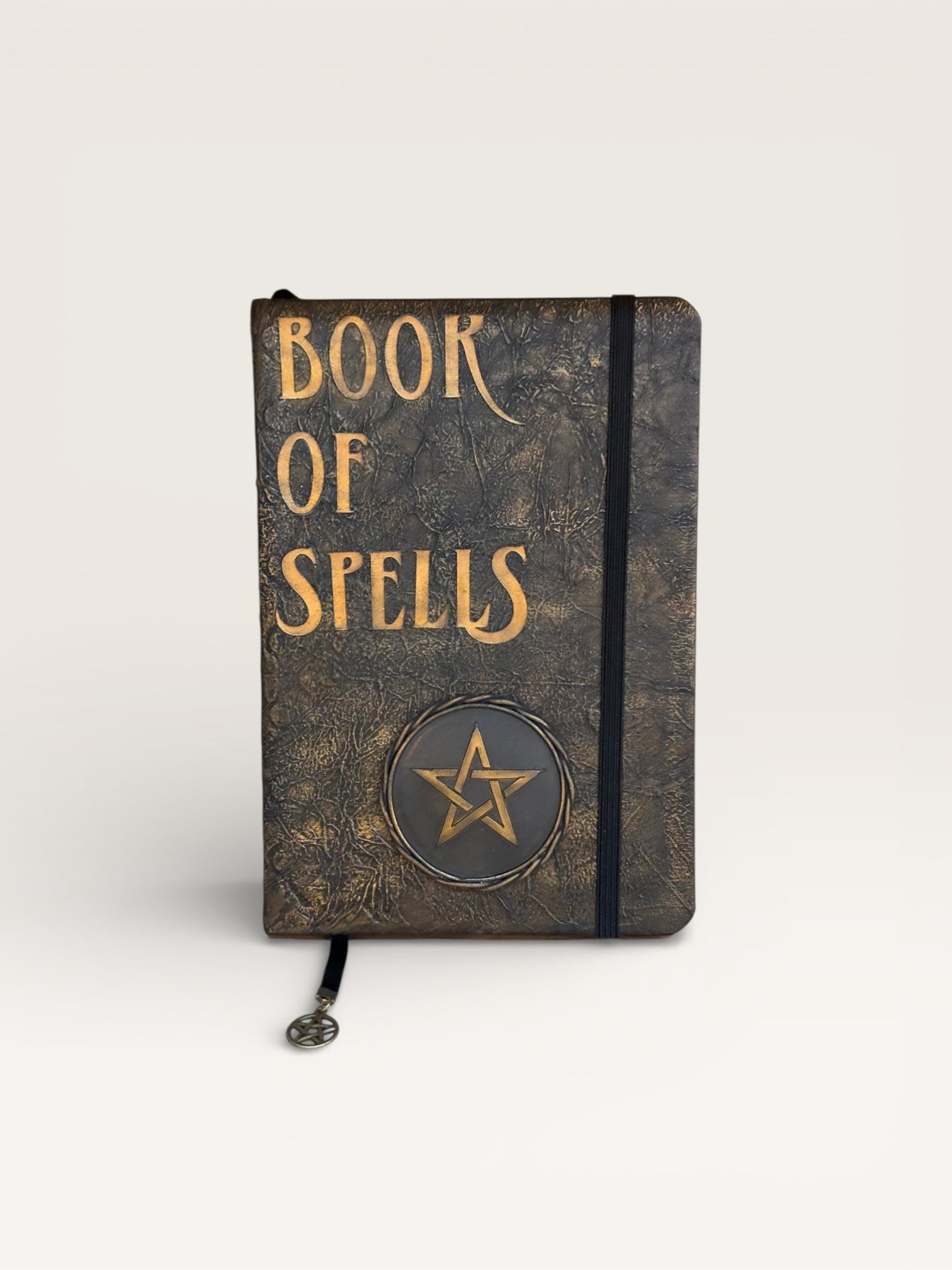 Carnet Livre des sorts – magnifique couverture patinée avec lettres dorées et un pentacle central, idéal pour consignation de rituels et notes ésotériques.