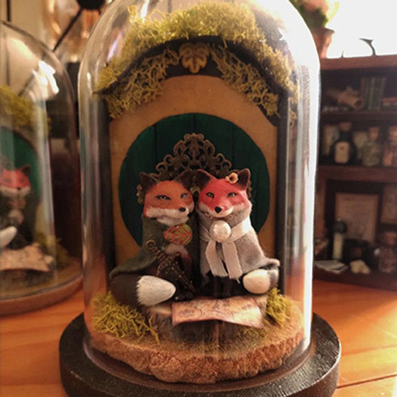 Miniature - Par-Delà la Porte Ronde de Mihne Creations, représentant un monde enchanté avec des renards découvrant une porte mystérieuse nichée dans une colline.