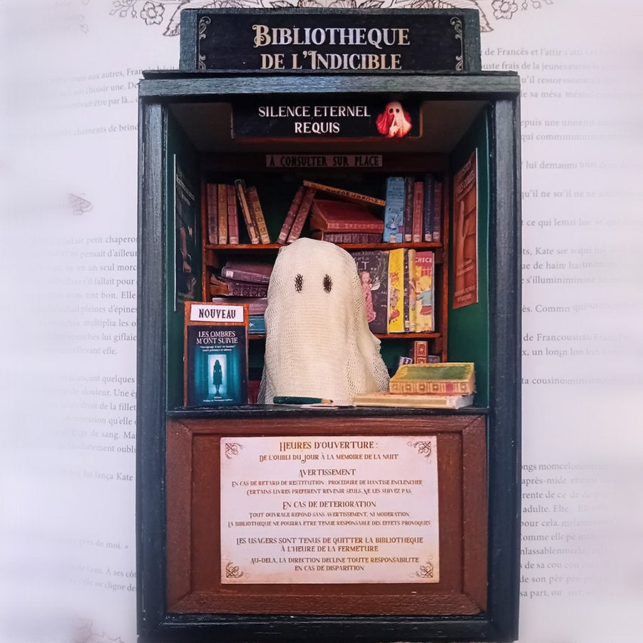 Miniature La Bibliothèque de l'Indicible, un objet d'art captivant qui évoque un monde magique rempli de livres mystérieux à découvrir dans les rêves.