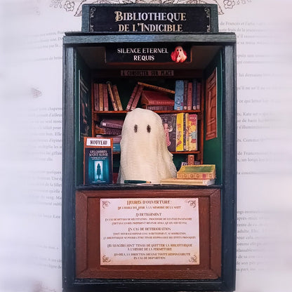 Miniature La Bibliothèque de l'Indicible, un objet d'art captivant qui évoque un monde magique rempli de livres mystérieux à découvrir dans les rêves.