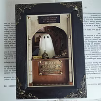 Miniature - L'Hôtel des Brumes, une pièce unique évoquant un univers mystérieux, où les souvenirs ouvrent les portes de l'oubli.