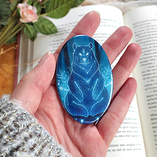 Badge - Le Géant des Forêts de Mihne Creations, illustrant un ours majestueux dans des nuances de bleu nocturne, symbolisant la magie et la sérénité de la nature.