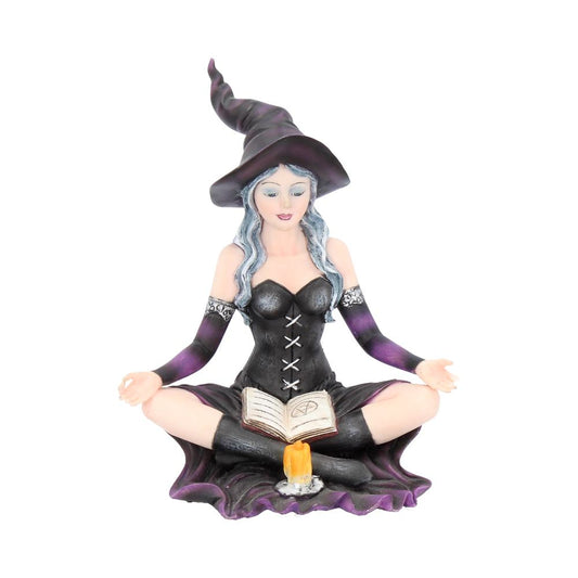 Figurine captivante de sorcière Aradia 14cm de Nemesis Now, vêtue d'une robe noire, tenant un grimoire et éclairée par une bougie, symbole de magie et d'intuition.