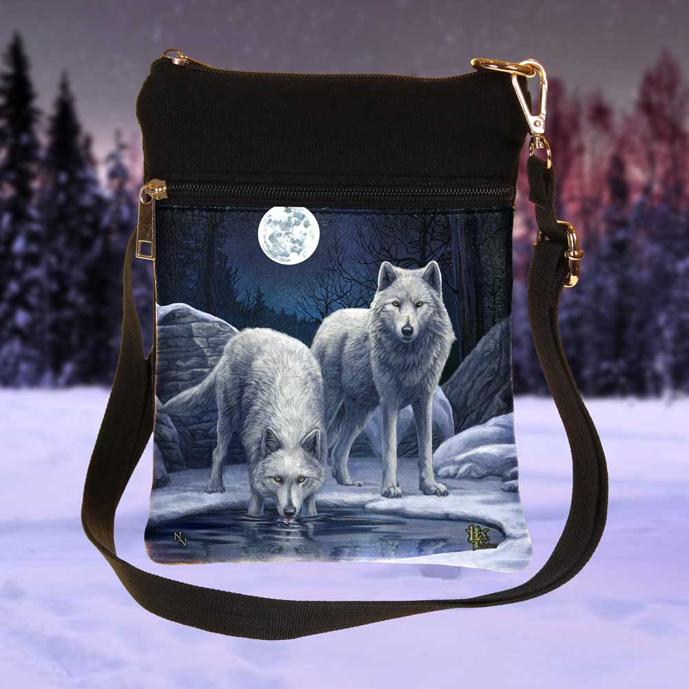 Petit Sac à bandoulière Guerriers de l'hiver de Nemesis Now, montrant un design multicolore et captivant avec des motifs de loup, parfait pour transporter la magie de l'hiver.