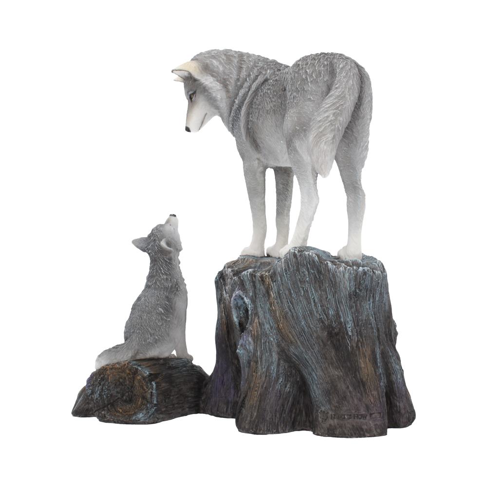 Vue latérale de la Figurine Loup et son petit, ornement de Lisa Parker, mettant en avant la posture majestueuse du loup sur une racine ancestrale.