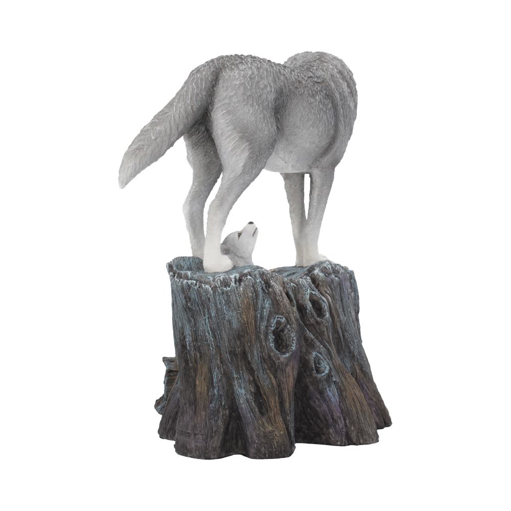 Détails rapprochés de la Figurine Loup et son petit, ornement de Lisa Parker, montrant les expressions captivantes du loup adult et du louveteau.