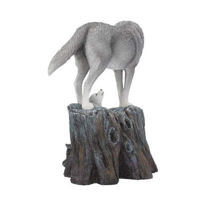 Détails rapprochés de la Figurine Loup et son petit, ornement de Lisa Parker, montrant les expressions captivantes du loup adult et du louveteau.