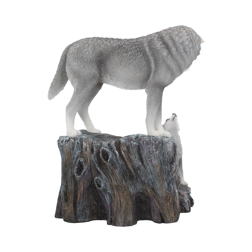 Figurine Loup et son petit, ornement de Lisa Parker, exposée sur un fond naturel, évoquant la connexion entre le loup et son petit.