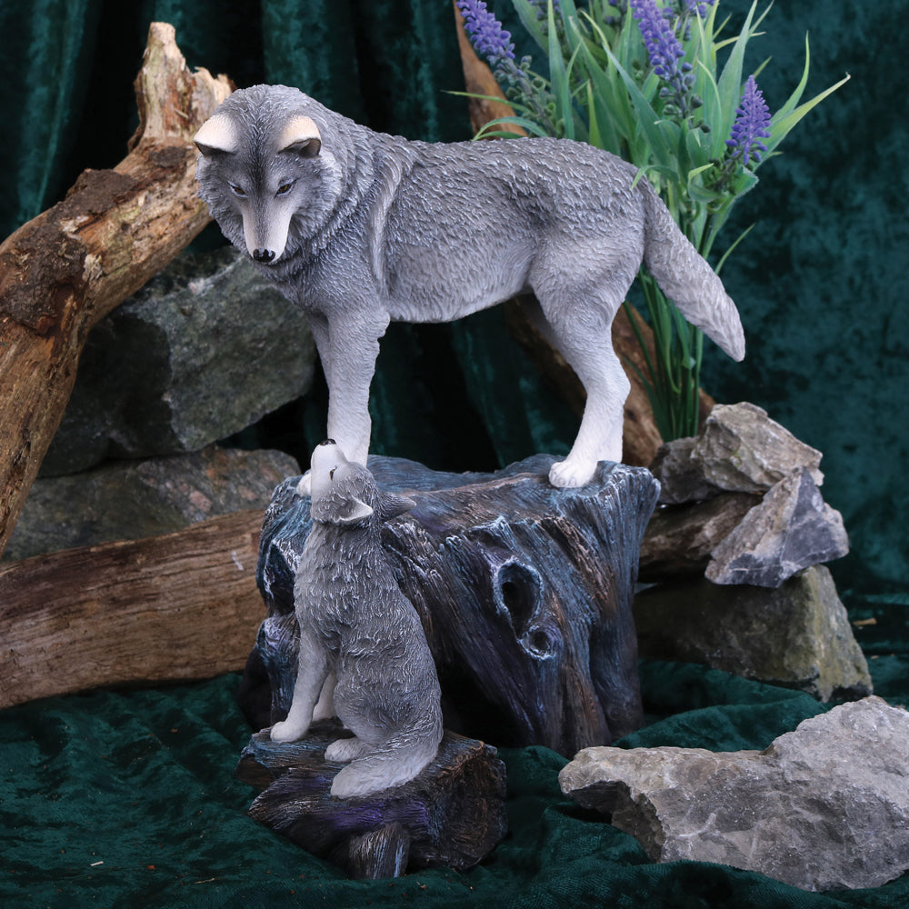 Vue détaillée de la figurine Loup et son petit, ornement de Lisa Parker, mettant en avant la qualité des détails et des couleurs de la sculpture en résine.