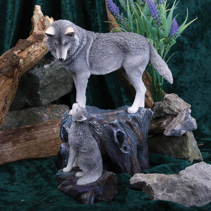 Vue détaillée de la figurine Loup et son petit, ornement de Lisa Parker, mettant en avant la qualité des détails et des couleurs de la sculpture en résine.